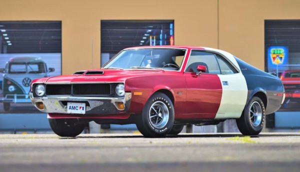 Феновете на автомобилите на American Motors рядко стават свидетели на толкова важна кола като 1970 AMC Javelin SST Trans Am Edition, която ще бъде изложена на търга.
Най-малкият производител в Детройт от 60-те години на миналия век не иска да има нищо общо с високопроизводителни, състезателни или мъсъл автомобили през по-голямата част от въпросното десетилетие, но въпреки това Javelin, когато се появява на бял свят през 1968 г., се представя далеч по-добре от очакванията. 
С тази версия American Motors печели SCCA Trans Am през 1971 г.
